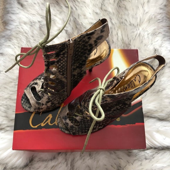 New! Caliente Poppy Brown Snake Heels - Picture 3 of 14